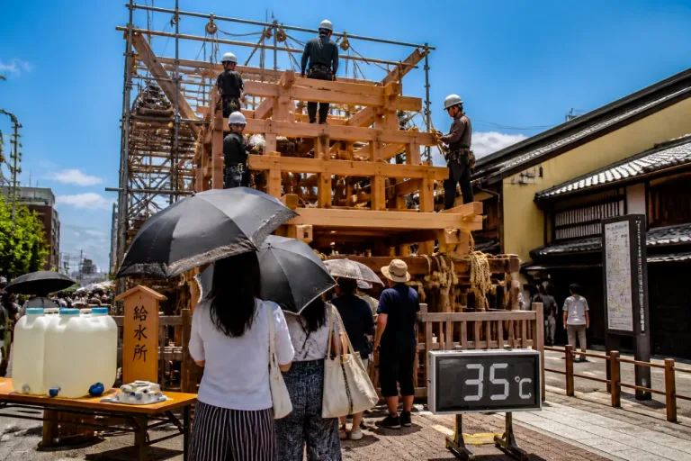 真夏日から猛暑日へ 祇園祭の鉾建て進む京都市で35度超