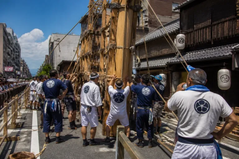 京都・祇園祭の山鉾建て始まる 長刀鉾が先陣で作業進行