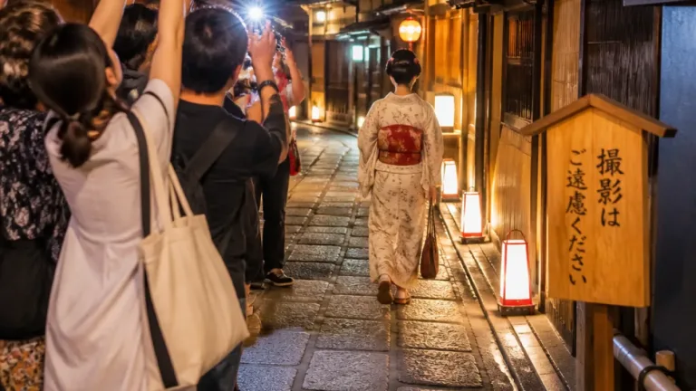 京都・祇園 夜のナイトツアーで増す芸舞妓への無断撮影と付きまとい