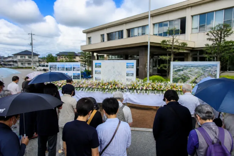 真備で追悼 西日本豪雨から8年、献花台で市長や住民が花手向ける