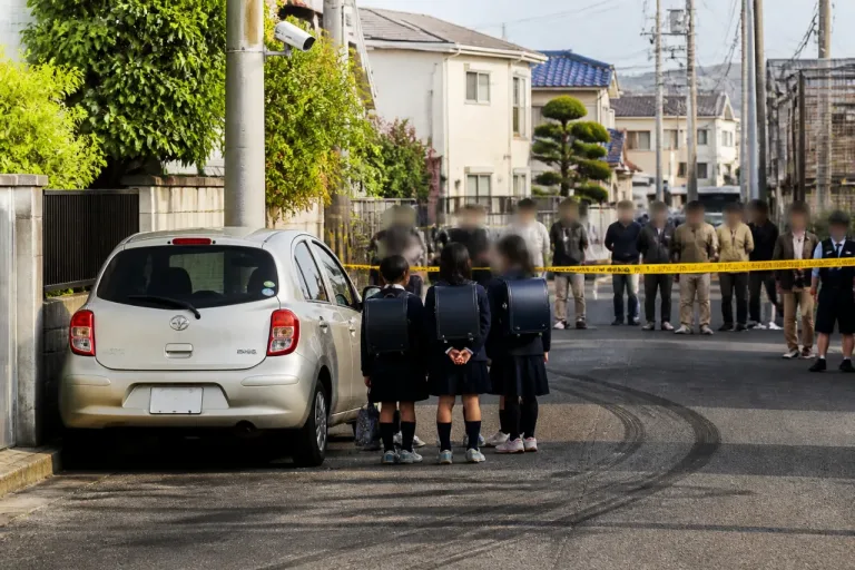 すれ違いのトラブルで小学生に車 逮捕の男は免許失効