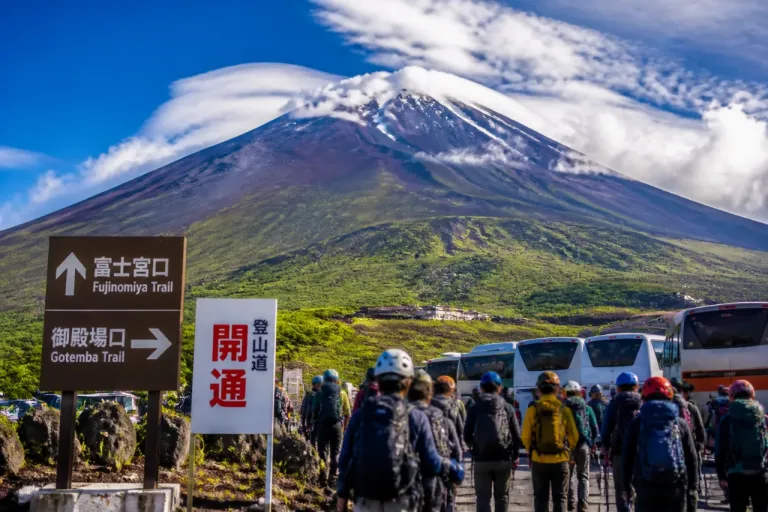 富士山の全登山道が開通、夏山シーズン本格化