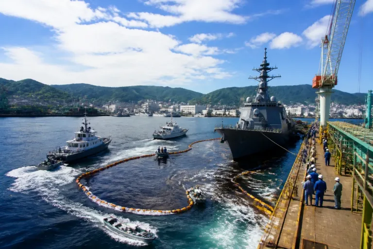 長崎・造船所岸壁で護衛艦から油流出、海保が調査