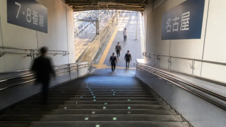名古屋駅ホームに残る“光る階段” 戦時の記憶を今に伝える発光タイル
