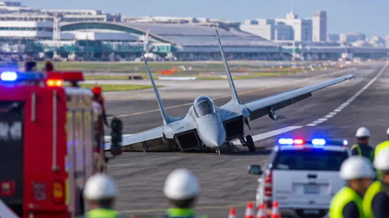那覇空港で自衛隊機が着陸後に立ち往生 滑走路に左翼接触
