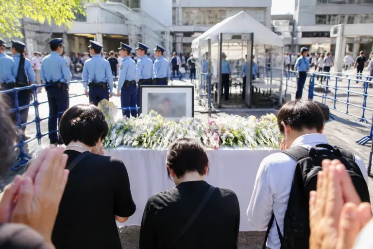 奈良・現場に手を合わせる人々 銃撃から４年
