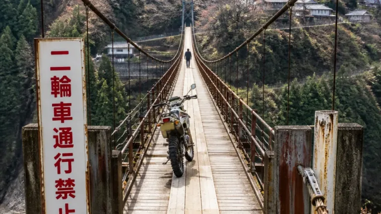 奈良・十津川のつり橋、バイク通行で落橋の懸念続く