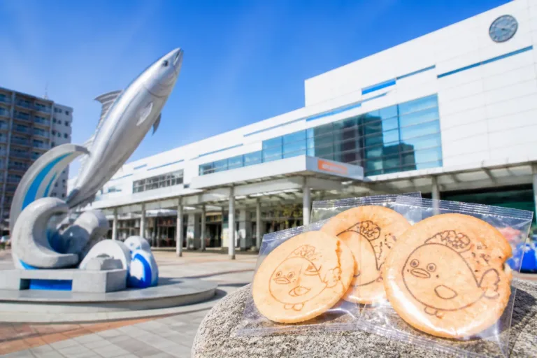 沼津駅ビルで「ひものん」プリントえびせんの限定販売始まる