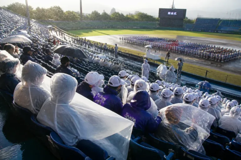 大分で高校野球開幕 雨で開会式をスタンド開催、開幕試合は順延