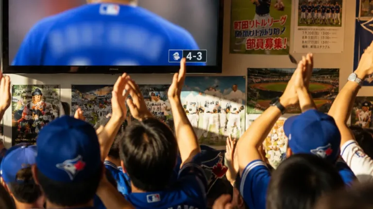町田のファン注目 岡本が大リーグで８試合連続安打