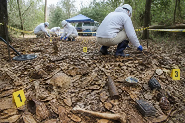 沖縄・西原で戦没者とみられる遺骨を発見 調査続く