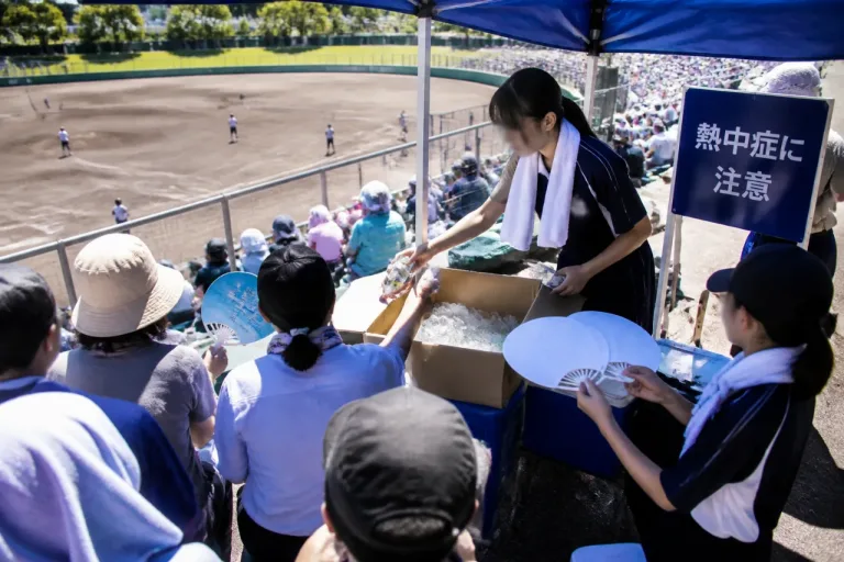 大津の高校球児を支える工夫 大津商マネジャーが保護者にうちわや凍飲料を配布