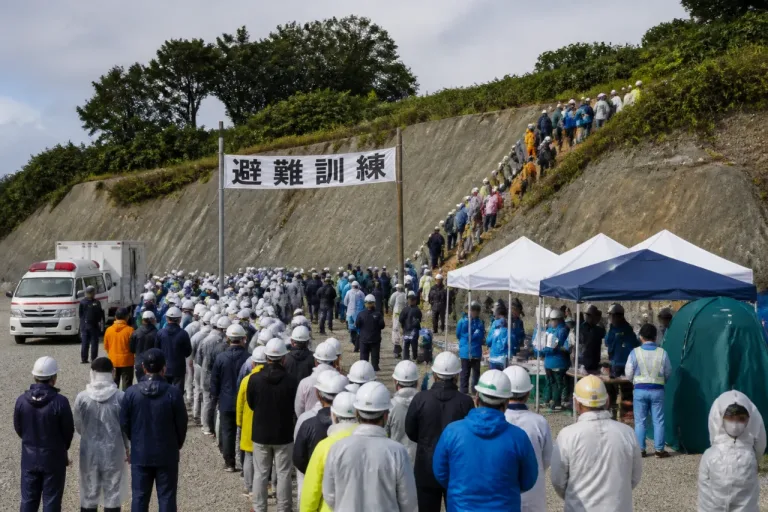 土砂災害想定で約200人が訓練 実践的な避難法を確認