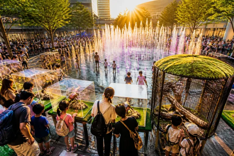 さいたま新都心で夏休み企画 カブトムシ展示と噴水ショーが同時開催