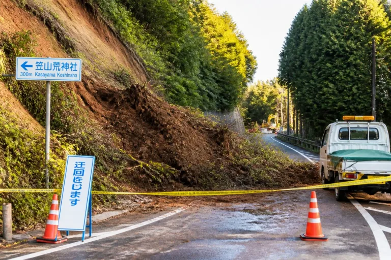 早朝の土砂崩れで県道がふさがれる 桜井市で通行止め続く