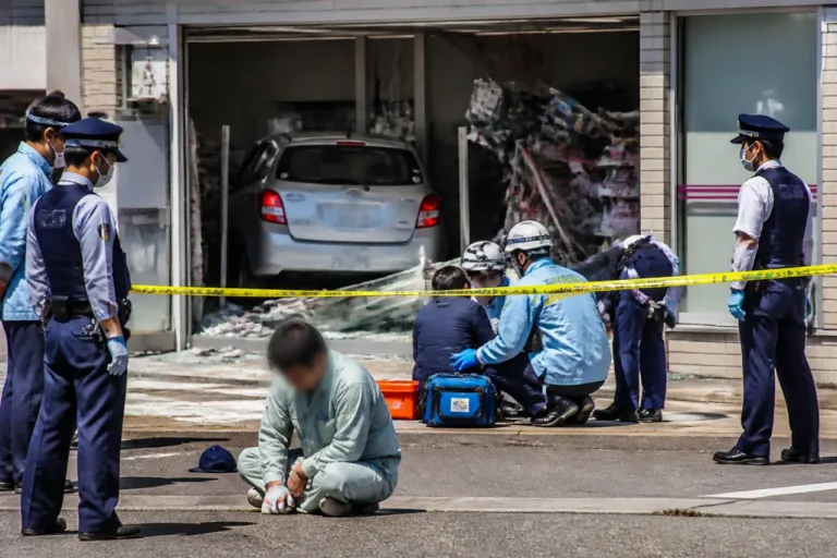 札幌・コンビニに車突入 店員と客が負傷し原因を警察が調査