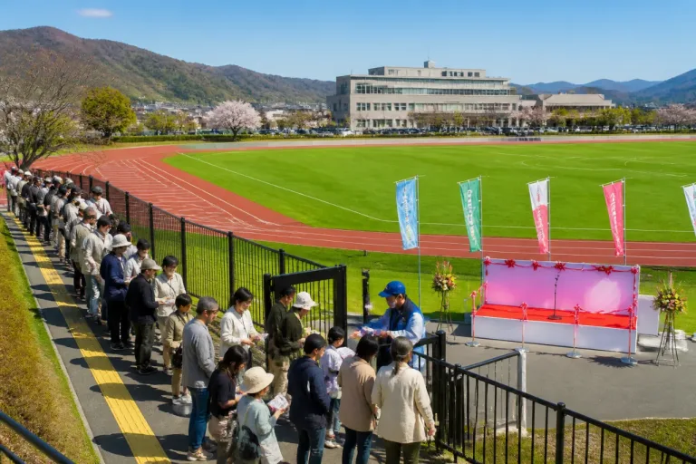 相模原、愛川の改修芝で記念試合 町民千人を無料招待
