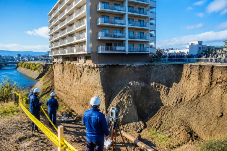 マンション直下で幅10m・高さ20mの崖崩れ 専門家は連鎖の危険性低いと評価