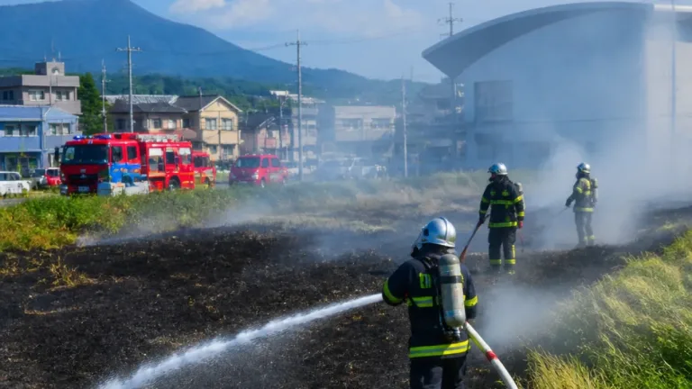 島原市で枯草が延焼、現場近くで消火活動 けが人なし