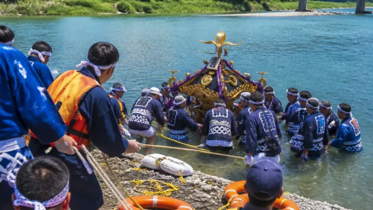 四万十で神輿を川に沈める伝統 「神様の結婚式」に向けた清めの儀式