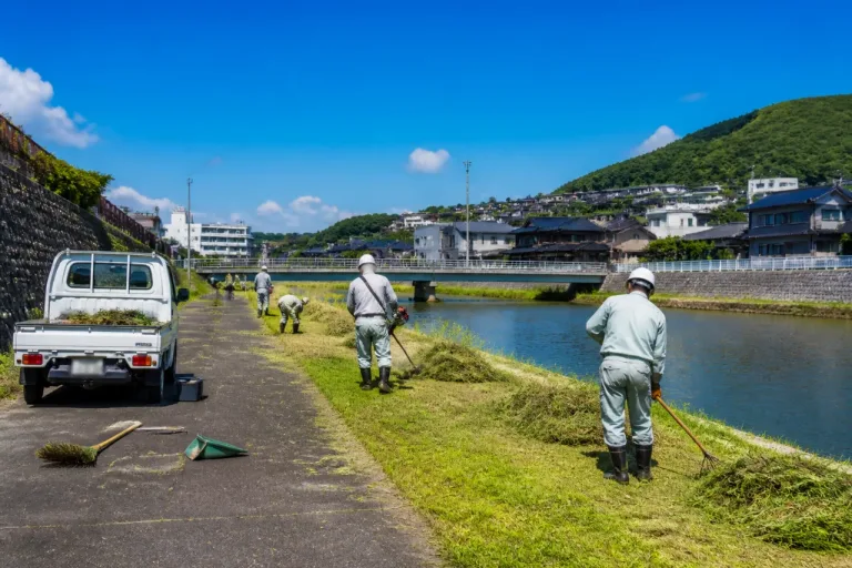 下関・豊北で建設業者が河川公園を草刈り、環境保全続ける