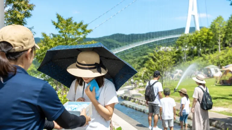静岡の観光地、猛暑で冷却策強化 冷感タオル・井戸水・スプリンクラーで来訪者守る