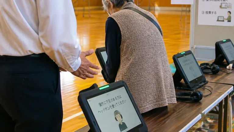 知事選でタブレット投票導入 地域選挙の現場に示された課題と可能性