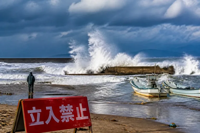 沿岸で高波続く 週末の海は利用控えを強く推奨