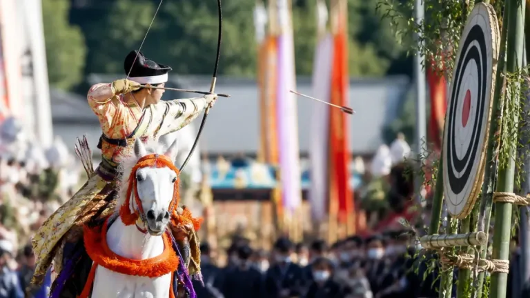馬上から破魔矢放たれる 田辺祭、流鏑馬で締めくくり