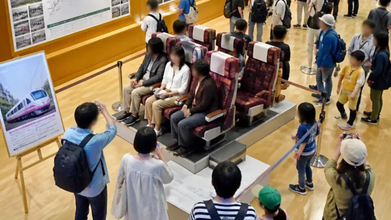所沢で西武の鉄道博覧会、試作座席に着座体験「トキイロ」公開