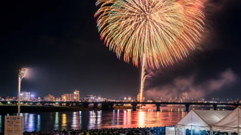 富山・神通川で納涼花火 戦禍なき世を願う夜空