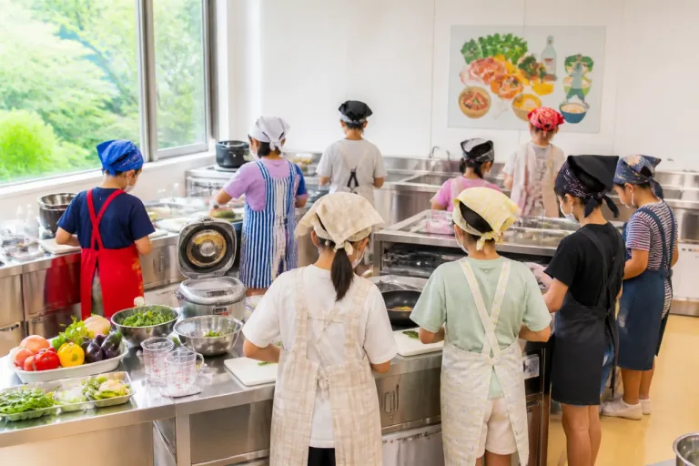 豊橋で小学生が学んだ「スポーツ飯」 元プロ選手と調理体験