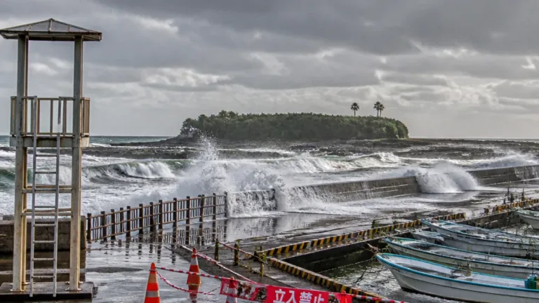 台風9号接近で宮崎沿岸は高波続く 週末の海は厳重警戒を