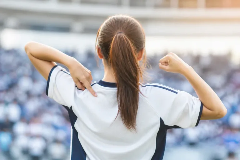 広瀬すず、W杯アウェイユニで背中を差して“グー” 無邪気な一枚に反響