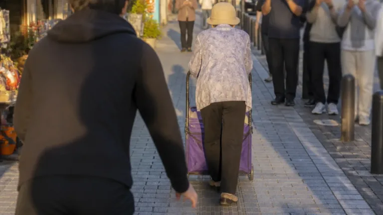 四日市で高齢女性への迷惑動画が拡散、地域の安全意識に波紋