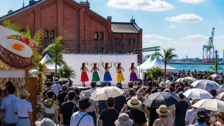 横浜・赤レンガでハワイ気分 広場に人出、夏休み初日から活況