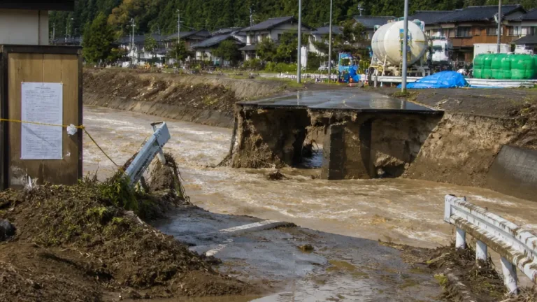 大雨で横手市の橋が崩落、地区で断水と避難が発生